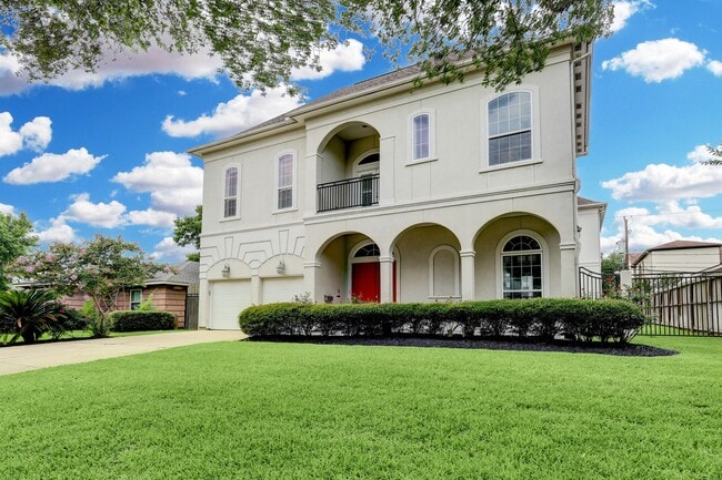 4626 Braeburn Dr in Bellaire, TX - Building Photo - Building Photo