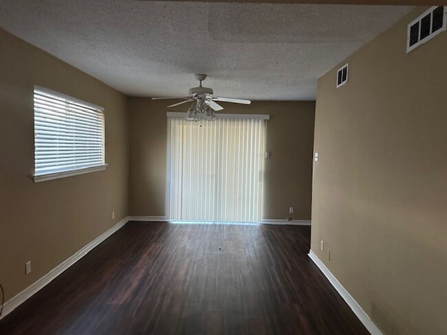 110-112-112 W Fairview St in Sherman, TX - Foto de edificio - Building Photo
