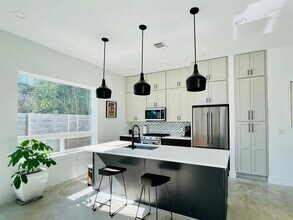 910 Gullett St in Austin, TX - Building Photo - Building Photo