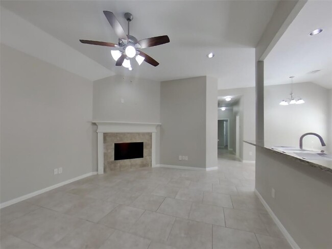 11238 Burning Tree Dr in Montgomery, TX - Foto de edificio - Building Photo