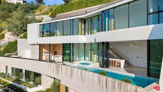 8765 Hollywood Blvd in Los Angeles, CA - Building Photo