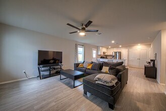 14014 Homestead in San Antonio, TX - Foto de edificio - Building Photo