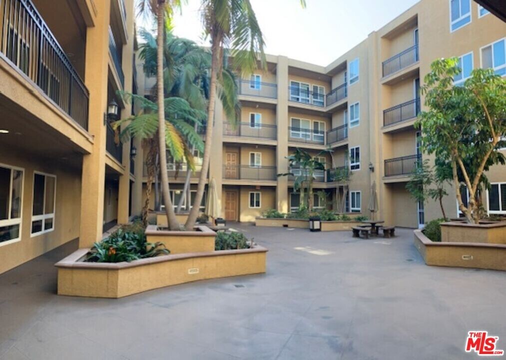 1401 S St Andrews Pl in Los Angeles, CA - Building Photo
