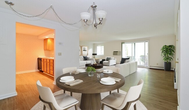 Royal Crest Warwick Apartment Homes in Warwick, RI - Building Photo - Building Photo