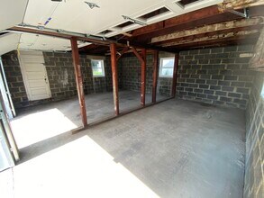 137 S 9th Ave, Unit Garage Unit in Manville, NJ - Foto de edificio - Building Photo