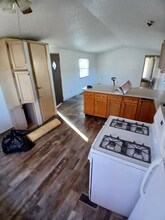 905 W 37th Ave in Hobart, IN - Foto de edificio - Building Photo