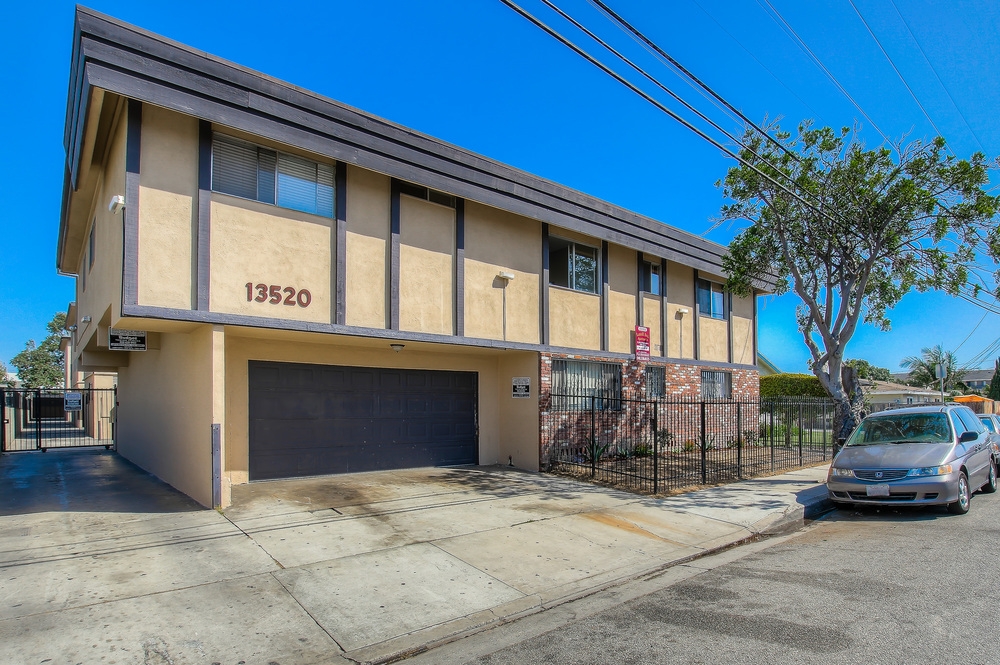 13520 Lemoli Ave. in Hawthorne, CA - Building Photo