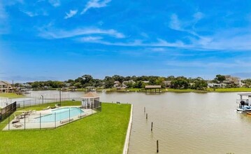 1834 Lakeside Dr in Seabrook, TX - Building Photo - Building Photo