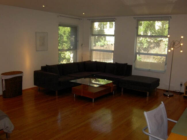 8245 Kirkwood Dr in Los Angeles, CA - Building Photo - Building Photo