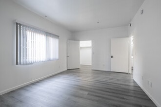 Highland Villas Apartments in Los Angeles, CA - Building Photo - Interior Photo