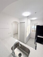 7991 NW 8th St in Miami, FL - Foto de edificio - Building Photo