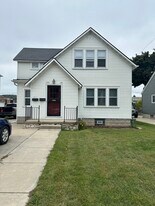 736 S 2nd Ave in West Bend, WI - Building Photo
