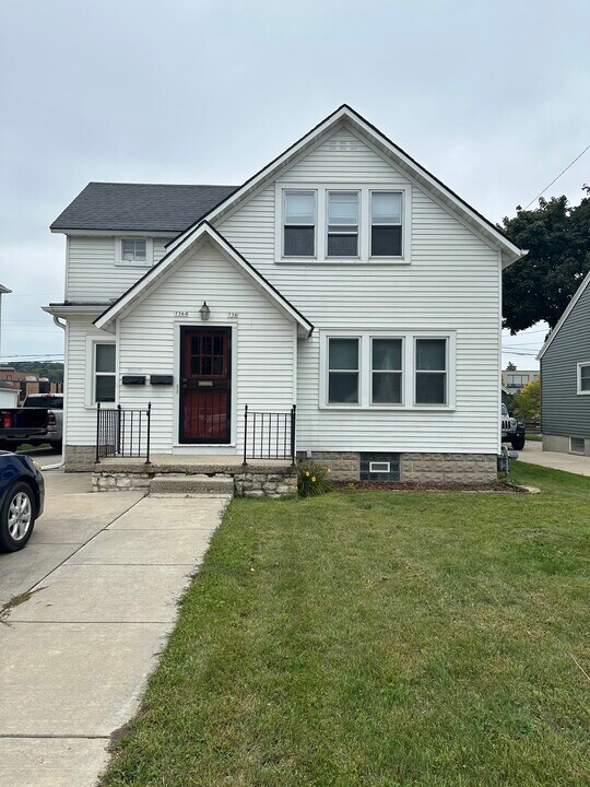 736 S 2nd Ave in West Bend, WI - Building Photo