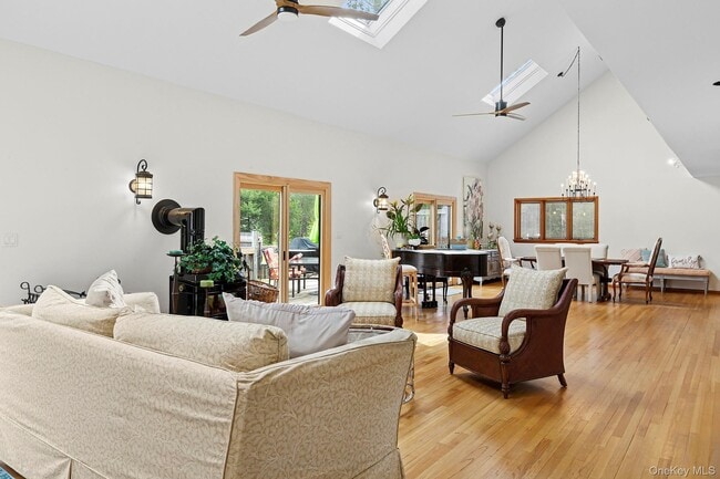 624 Noyack Rd in Southampton, NY - Building Photo - Building Photo