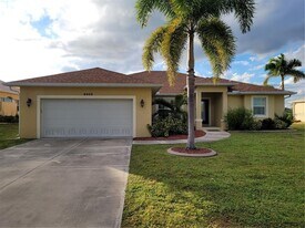 9458 Modesto Cir in Port Charlotte, FL - Building Photo