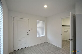 3657 Swift Fox Rd in New Braunfels, TX - Foto de edificio - Building Photo