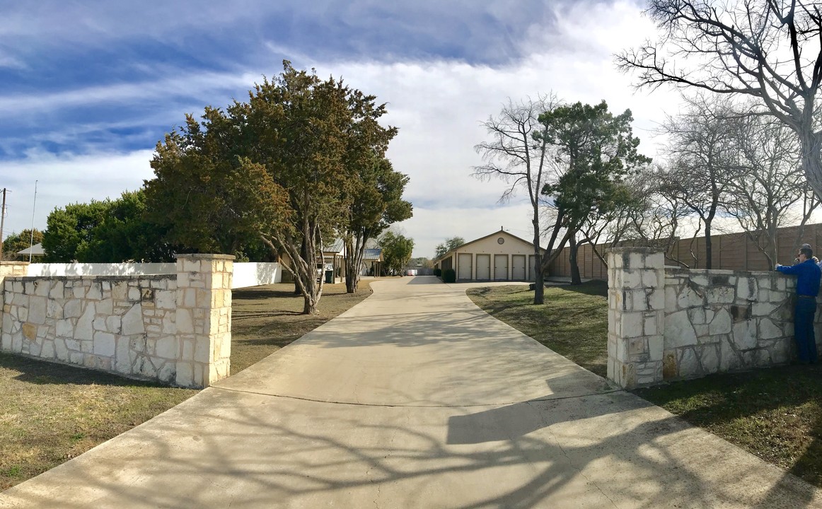 300 Rocking M Rd in Kyle, TX - Foto de edificio