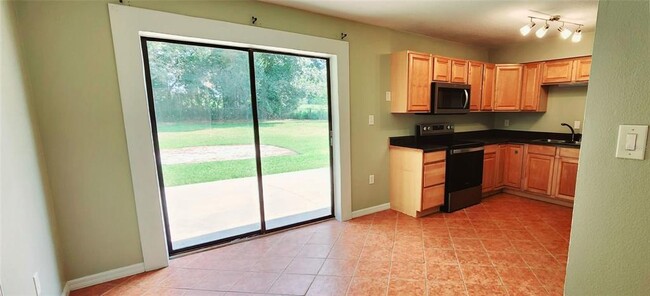 314 E Rose Ln in Lady Lake, FL - Foto de edificio - Building Photo