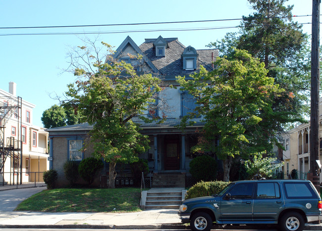 819 W Main St in Norristown, PA - Foto de edificio - Building Photo