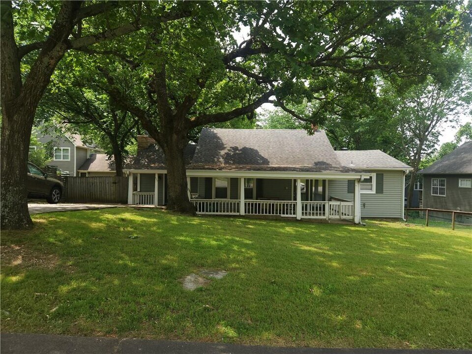 493 Fritz Dr in Fayetteville, AR - Building Photo