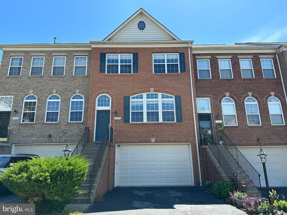 17425 Grant Cottage Dr in Dumfries, VA - Building Photo