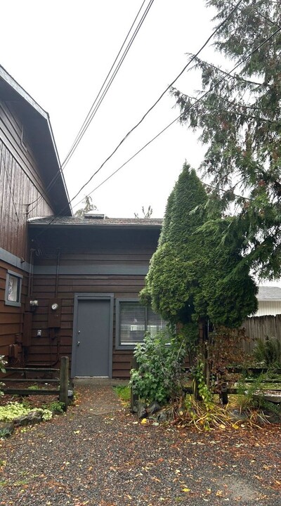 913 Peters Pl SE in Everett, WA - Building Photo