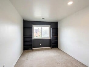 2003 W 45th St, Unit 207 in Highland, IN - Building Photo - Building Photo