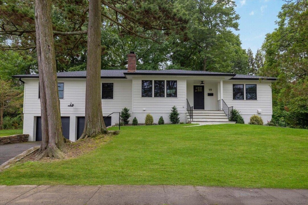 19 Midchester Ave in White Plains, NY - Building Photo