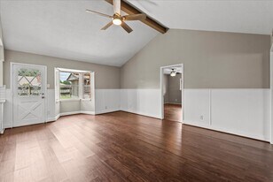 718 E Lambuth Ln in Deer Park, TX - Building Photo