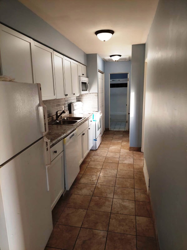 448 W División St