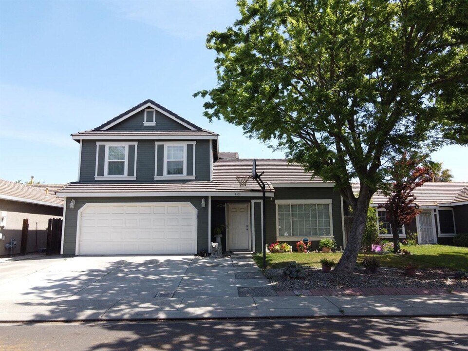 712 Carrboro Ln in Modesto, CA - Building Photo