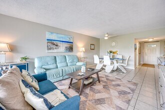 745 W Country Club Dr in Sarasota, FL - Building Photo - Building Photo