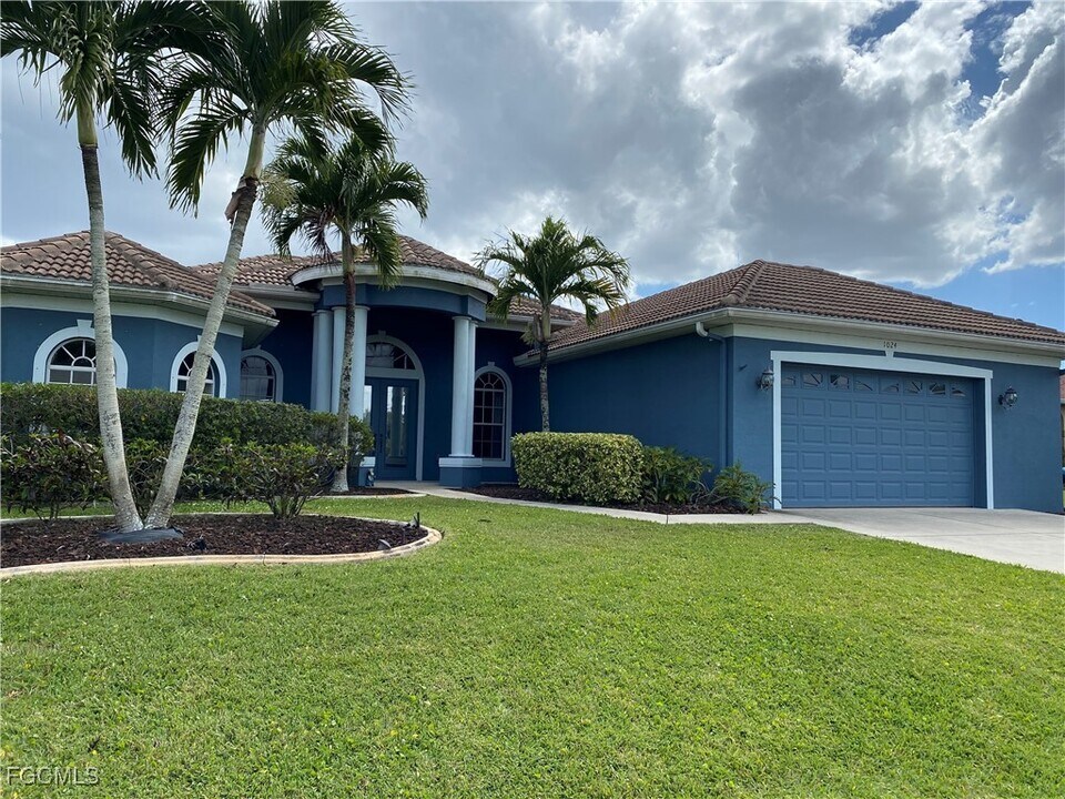 1024 SE 5th Terrace in Cape Coral, FL - Foto de edificio