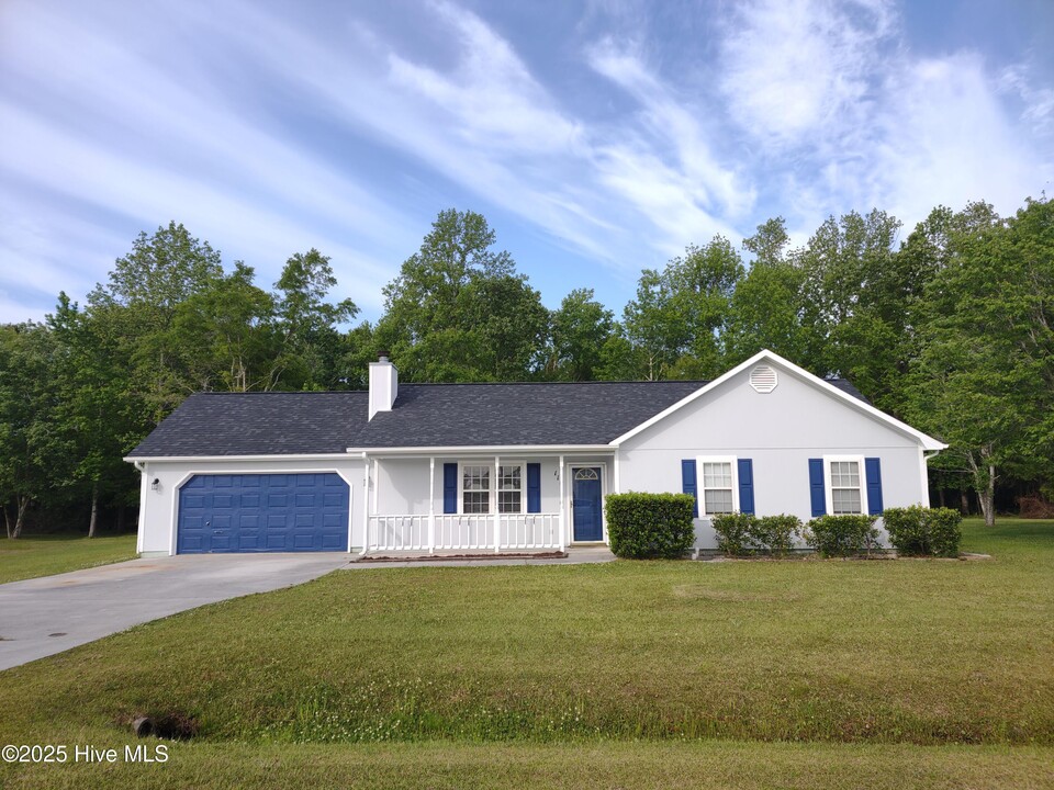 111 Glenwood Dr in Hubert, NC - Building Photo