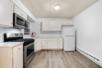 40 W 52nd St in Bayonne, NJ - Foto de edificio - Building Photo