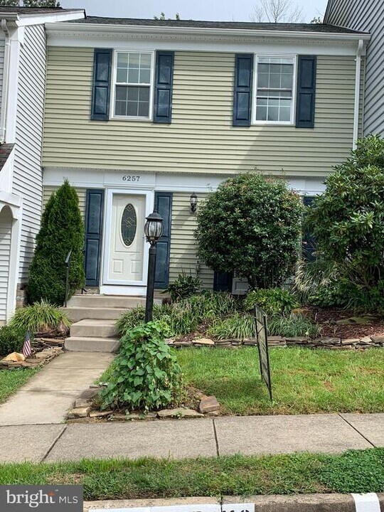 6257 Astrid Cove in Centreville, VA - Building Photo