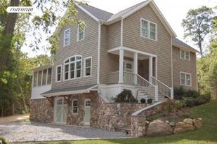 77 N Midway Rd in Shelter Island, NY - Building Photo