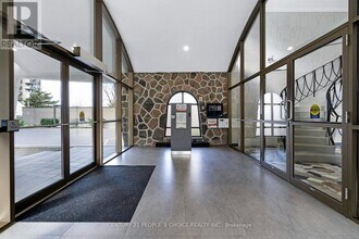 304-330 SPEERS Rd in Toronto, ON - Building Photo - Building Photo