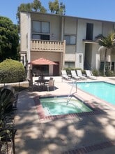 18433 Hatteras St, Unit 306 in Tarzana, CA - Foto de edificio - Building Photo