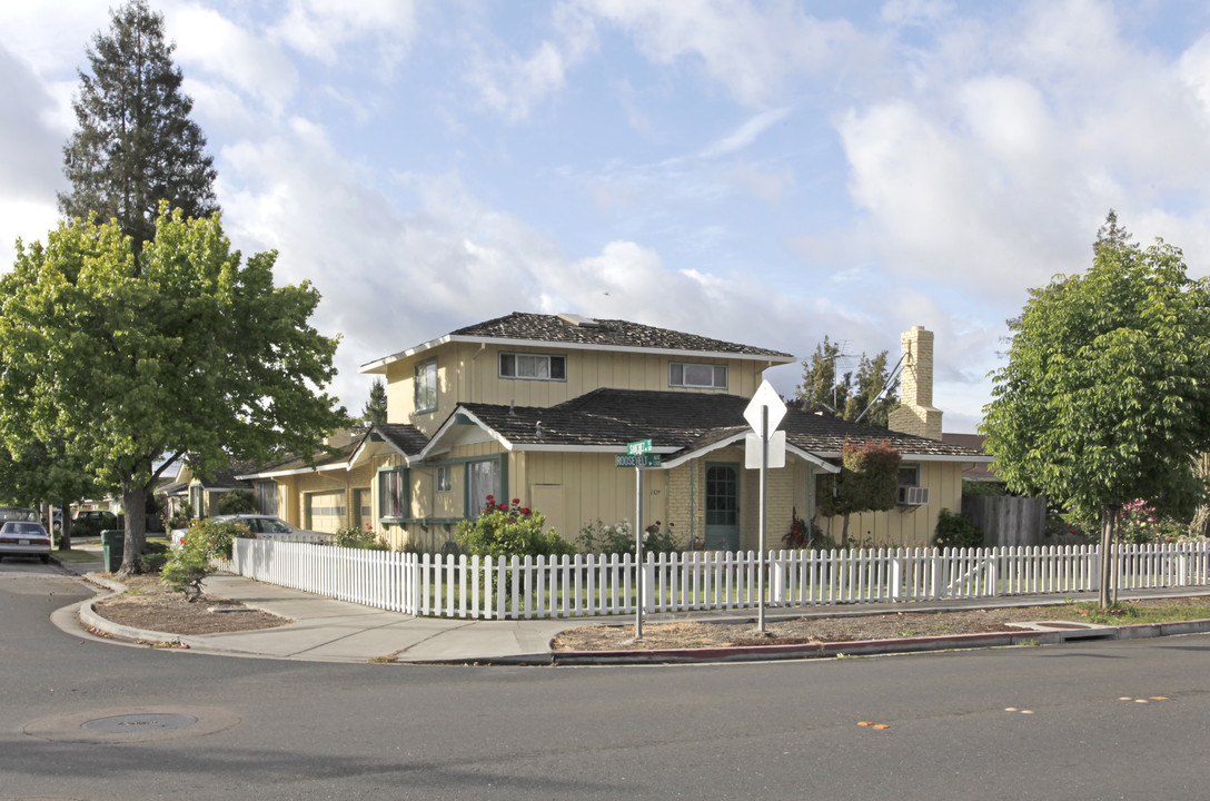 1110 Sanchez Way in Redwood City, CA - Foto de edificio