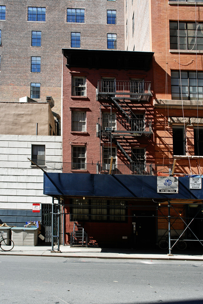 204 W 17th St in New York, NY - Building Photo - Building Photo