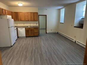 21 Willow St, Unit 2 in Fitchburg, MA - Foto de edificio - Building Photo