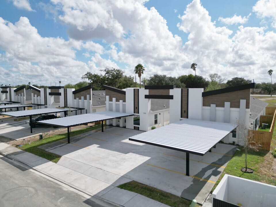 404 N Alexandrite Ave in Edinburg, TX - Building Photo