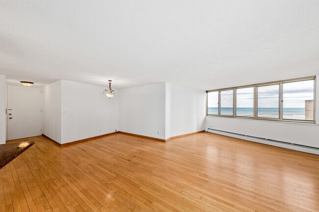 1919 N Summit Ave, Unit 8C in Milwaukee, WI - Building Photo - Building Photo