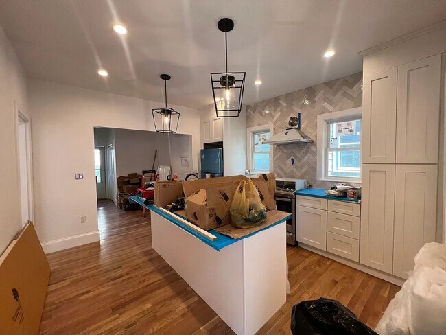 57 Lowell St, Unit 1 in Somerville, MA - Building Photo - Building Photo