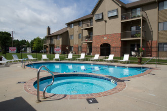 Raintree Apartments in Omaha, NE - Building Photo - Building Photo