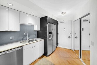 300 N State St, Unit 2510 in Chicago, IL - Building Photo - Building Photo