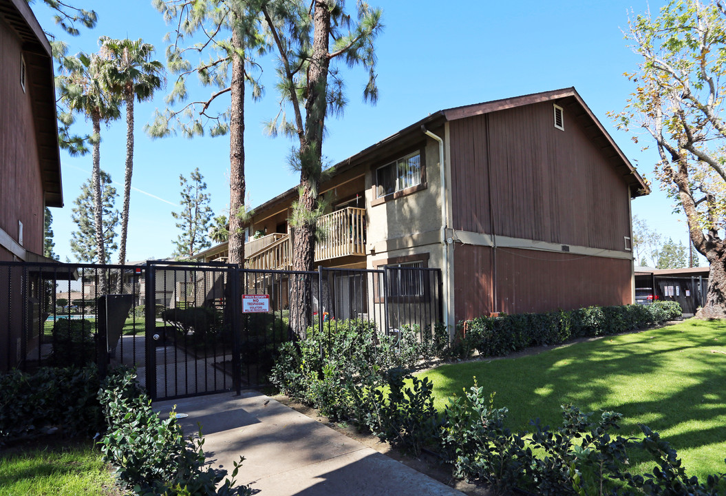 Lewis Country Woods Apartments in Garden Grove, CA - Foto de edificio