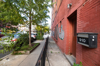 912 Metropolitan Ave in Brooklyn, NY - Building Photo - Building Photo