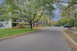 10531 Cedar Lake Rd, Unit 213 in Minnetonka, MN - Foto de edificio - Building Photo
